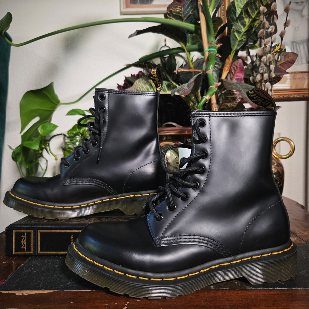 Dr.‎ Martens Boots 1460 Black Smooth Leather Eye Lace Up Combat Womens Size 8